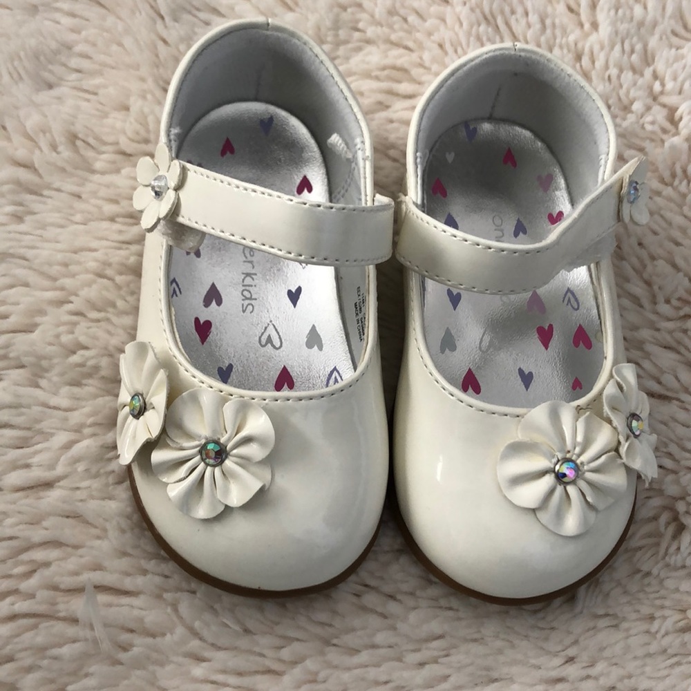 Ivory/off white dress shoes Never worn, flowers
